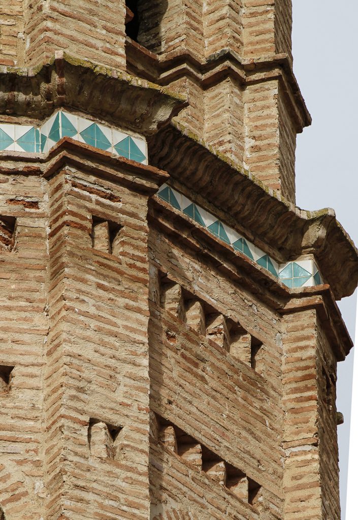 Detalle de ladrillo y cerámica vidriada en la torre mudéjar de la iglesia de San Miguel en Villafeliche.