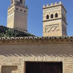 Torres mudéjares de la iglesia parroquial de Torres de Berrellén, con decoración en ladrillo y cerámica vidriada.