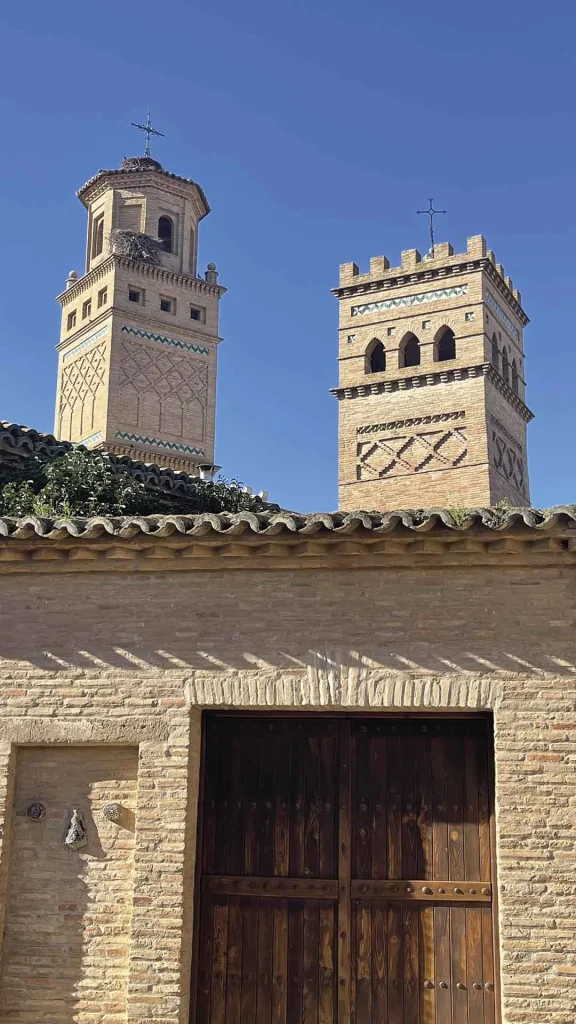 Torres mudéjares de la iglesia parroquial de Torres de Berrellén, con decoración en ladrillo y cerámica vidriada.
