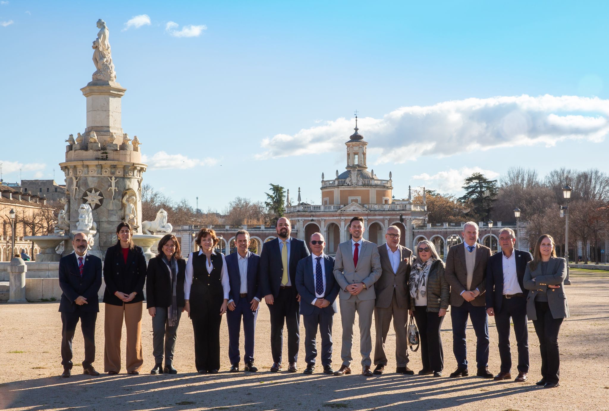 Representantes de administraciones y entidades posan frente a la Fuente de Mariblanca y el Palacio Real de Aranjuez durante el primer encuentro de la Alianza de Paisaje.