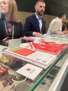 Material informativo de Territorio Mudéjar expuesto en el stand de Aragón durante FITUR, con atención al público.
