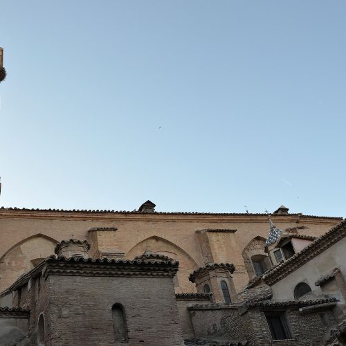 Vista lateral de la ex colegiata de Santa María de Borja con su imponente torre mudéjar al atardecer.