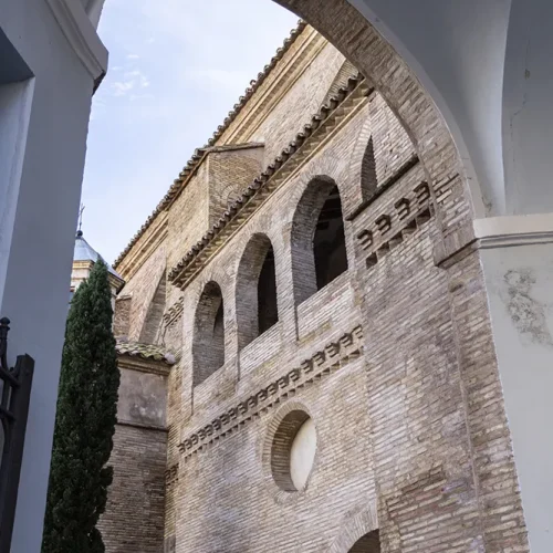 Detalle lateral de la ex colegiata de Santa María de Borja, arquitectura mudéjar aragonesa en ladrillo.