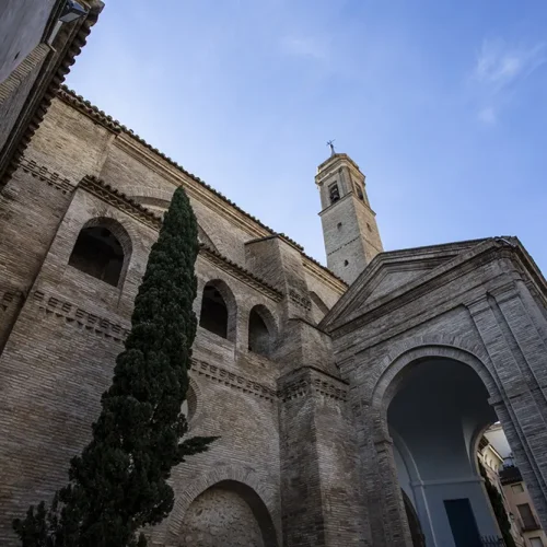 Fachada y torre de la ex colegiata de Santa María en Borja, ejemplo de arquitectura mudéjar aragonesa.