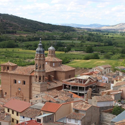 Vista aérea de Villafeliche con la iglesia parroquial mudéjar de San Miguel y el valle del río Jiloca al fondo.