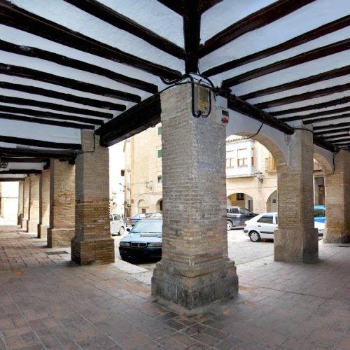 Soportales con columnas de ladrillo y techumbre de madera en la Plaza Mayor de Borja.