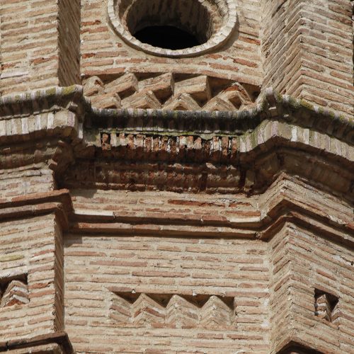Decoración de ladrillo en zigzag y motivos geométricos de la torre mudéjar de Villafeliche.