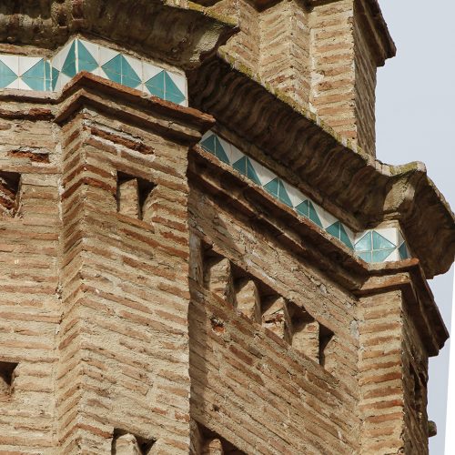 Detalle de ladrillo y cerámica vidriada en la torre mudéjar de la iglesia de San Miguel en Villafeliche.